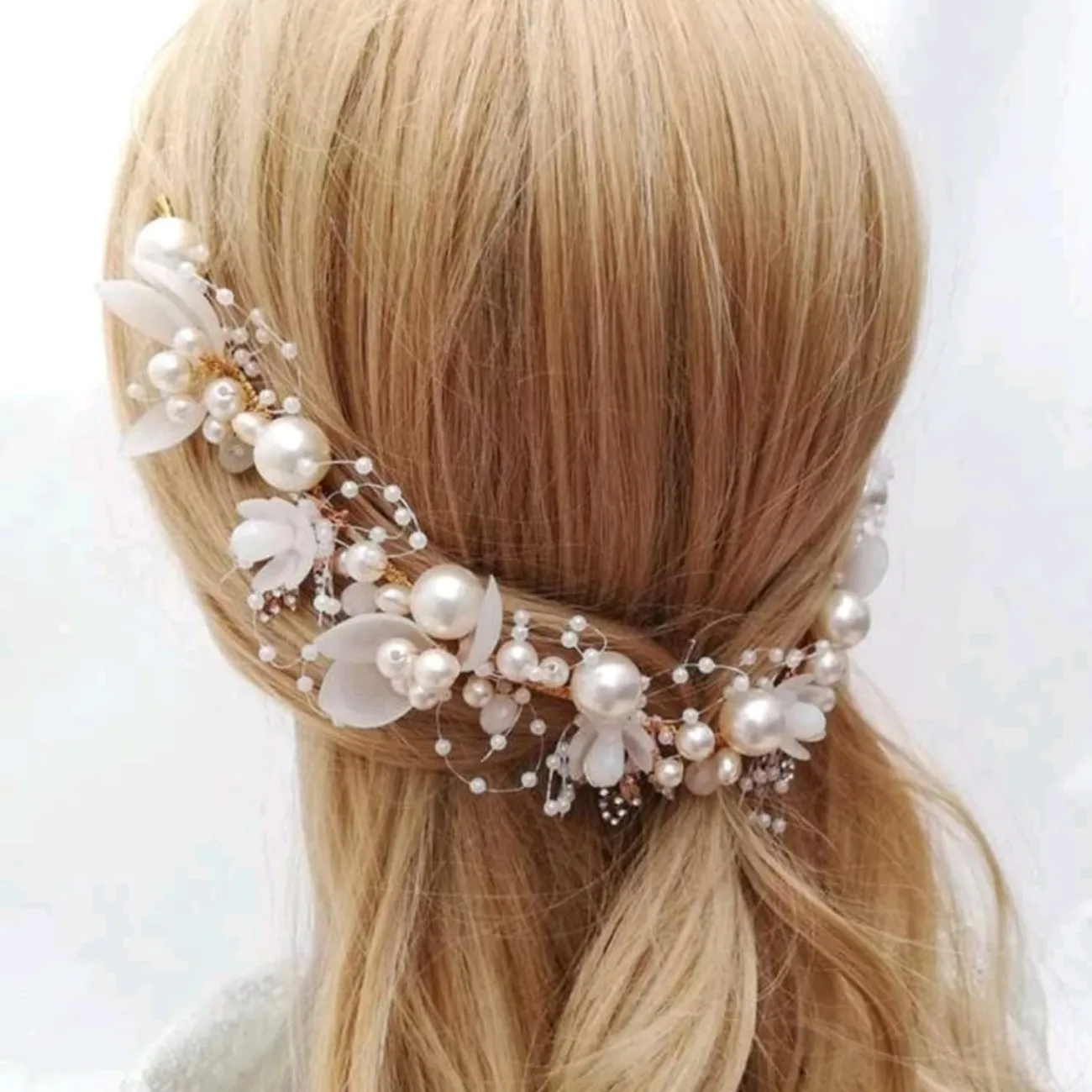 Faux pearl and petal decor hair accessory