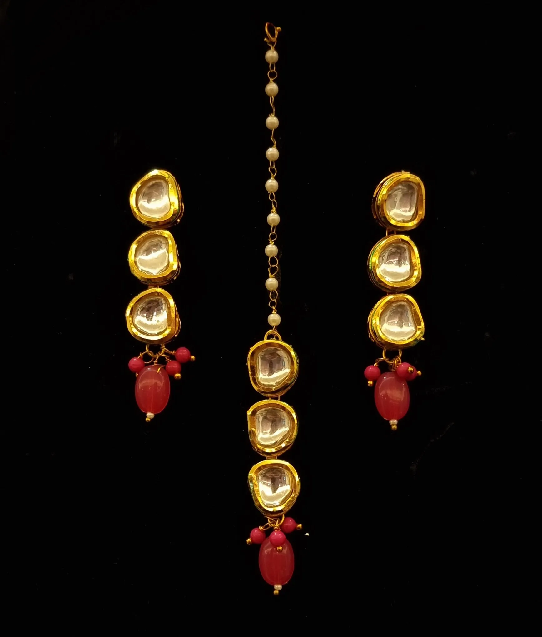 Glamorous Pink Meena Kundan Gold Metal Necklace Set.