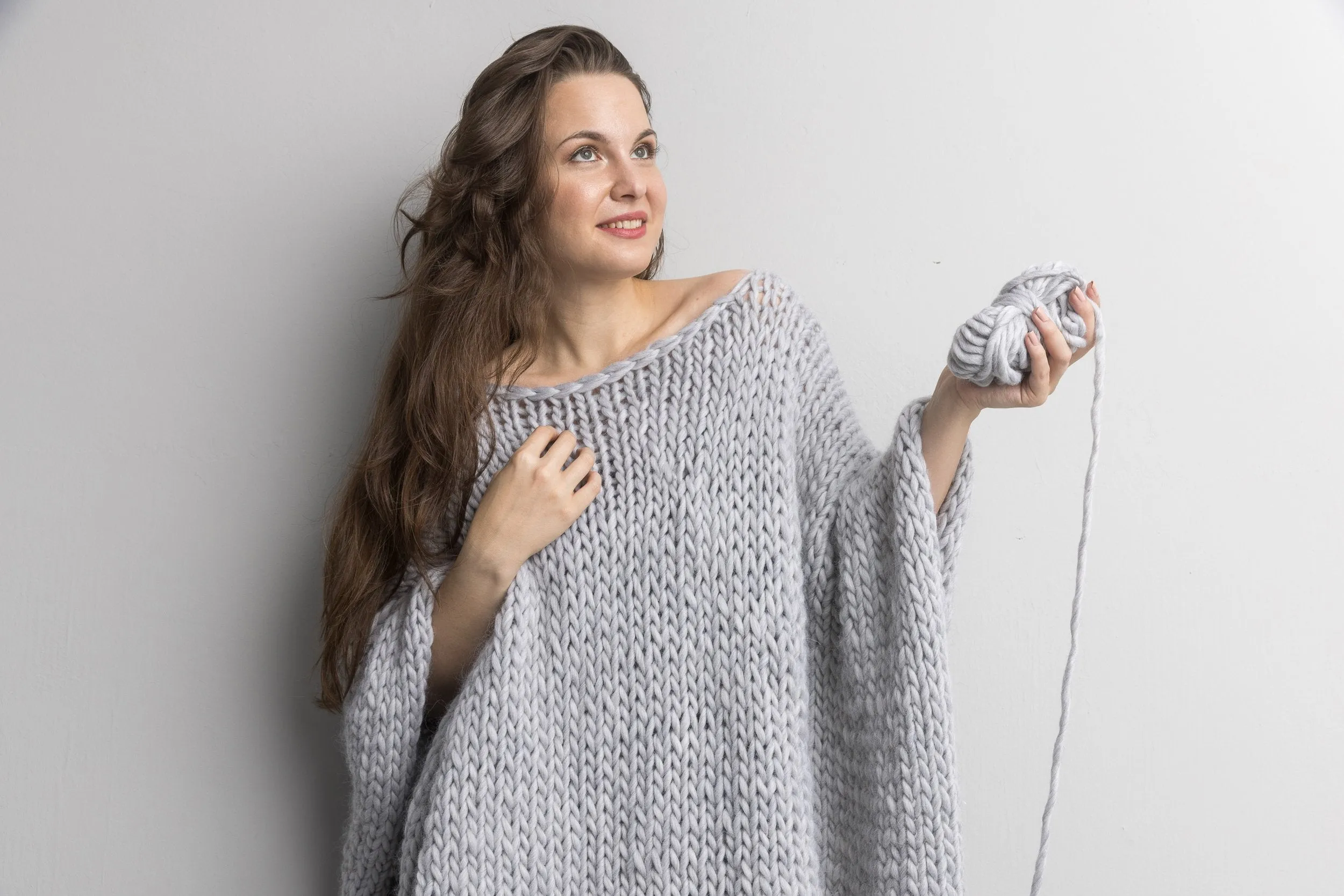 Knit Kit für einen coolen Poncho mit extra dicker Love Wool gestrickt