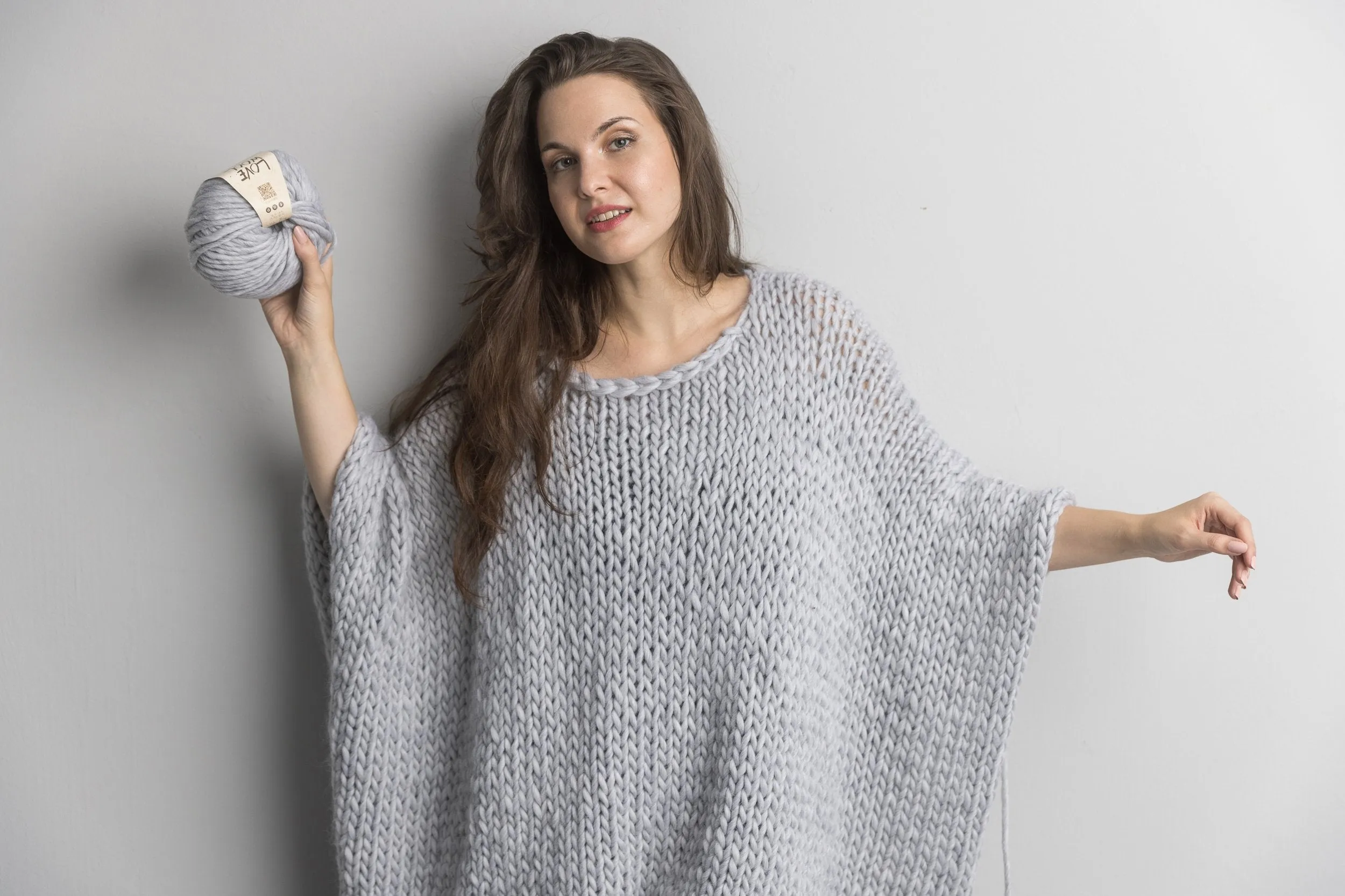 Knit Kit für einen coolen Poncho mit extra dicker Love Wool gestrickt